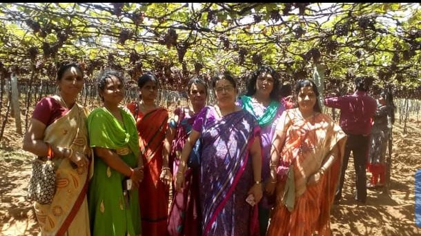 Guests with their Innova on an India holiday transfer
